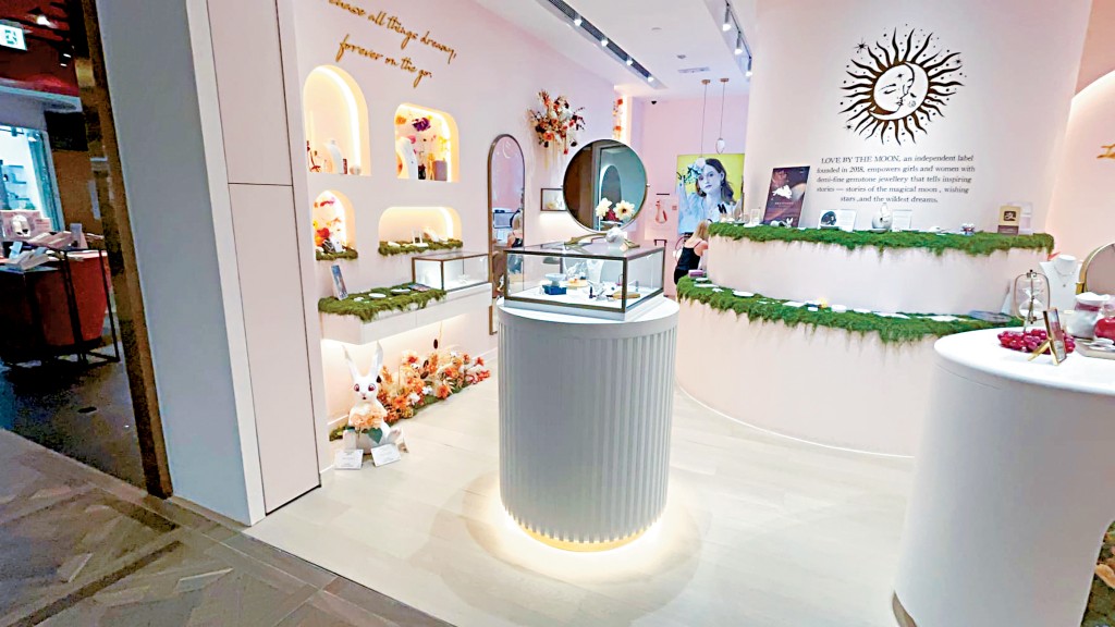 涉事首饰店「Love by the Moon」将贵重的陶瓷兔放在近门口位置兼无围封，被人弄烂后引起争议，事后店方仍将另一只同样贵重的陶瓷兔（箭咀示）放于近门口位置。