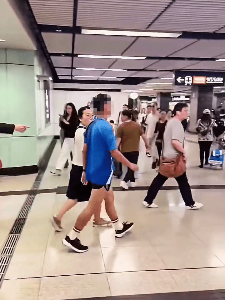 熱心市民見狀,未有懼怕對方暴力,反而立即跟隨藍衫漢不准他離開。 熱心市民見狀,未有懼怕對方暴力,反而立即跟隨藍衫漢不准他離開。