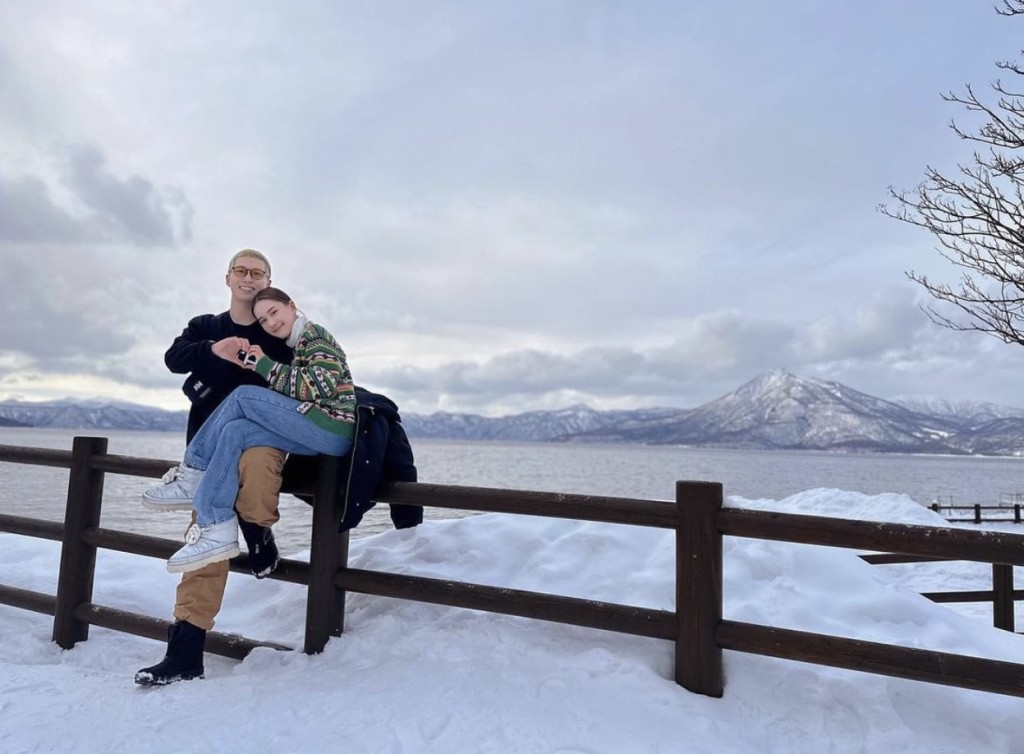 二人到北海道，在雪地上享受浪漫，還在社交網上放閃。
