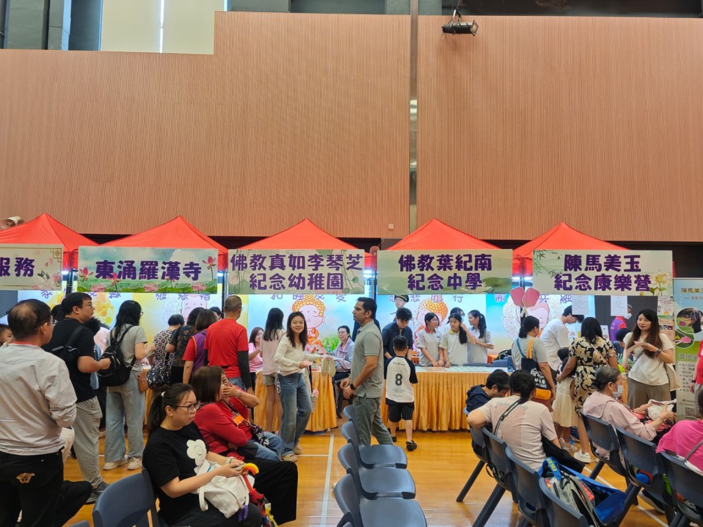 現場設有不同攤位遊戲供幼童及長者同樂。