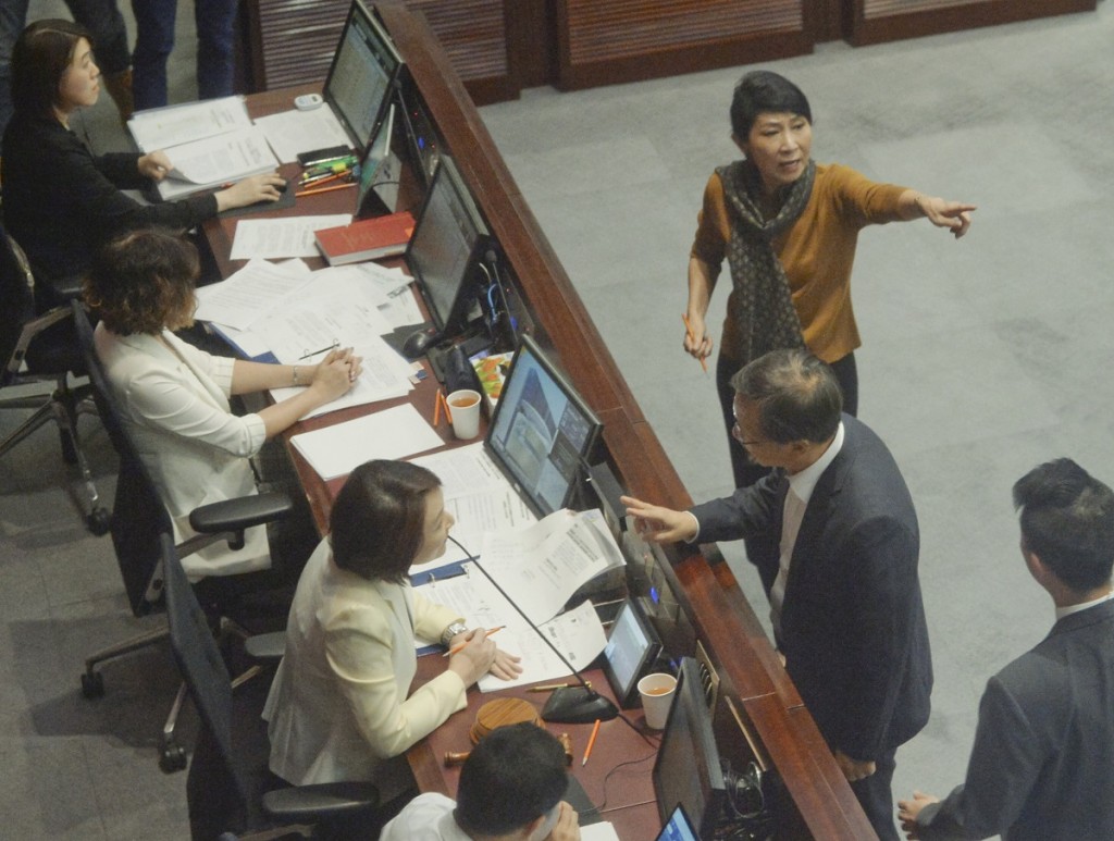 毛孟靜被驅逐出會議廳。