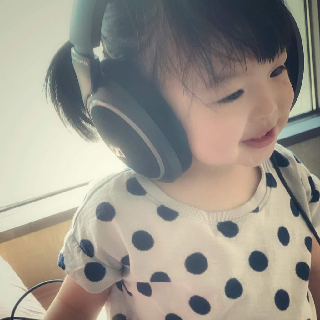 爸爸歌聲兩歲小豬比戴住headphone聽爸爸唱歌,笑得好開心。