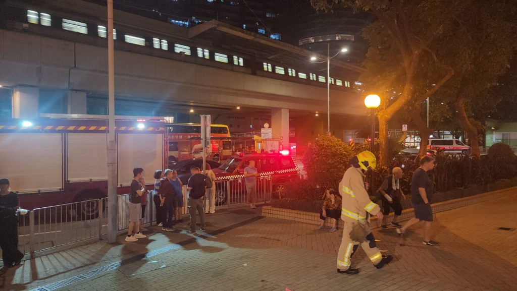 消防將火救熄後收隊離去。黎志偉攝 消防將火救熄後收隊離去。黎志偉攝