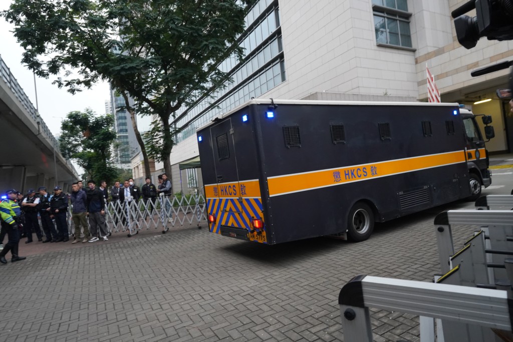 囚車今早抵達西九龍裁判法院。葉偉豪攝