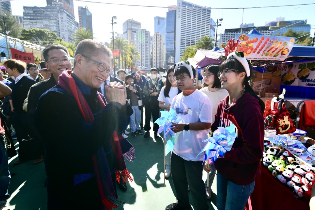 陳茂波沿路祝福市民「新年快樂、身體健康」。盧江球攝