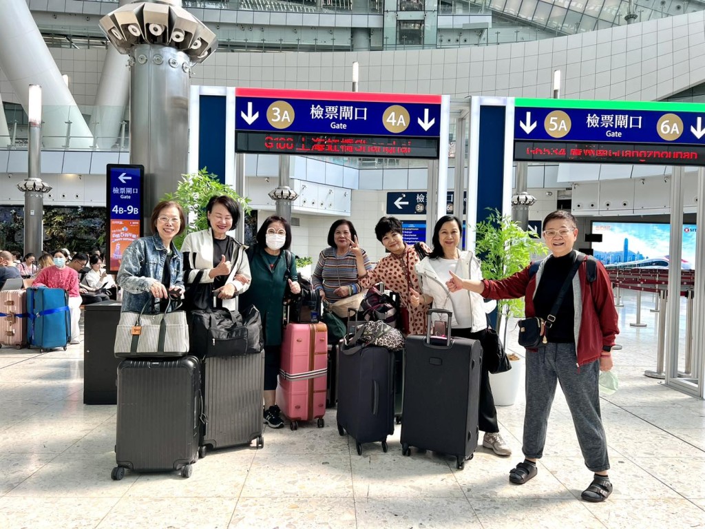 上月30日李司棋（左三）跟随其馀7位好姊妹坐高铁到上海玩乐。