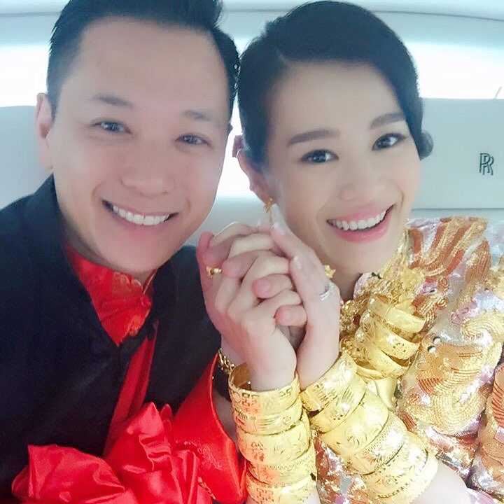 胡杏儿当时出嫁收到好多金器，龙凤鈪多到要挂上颈。