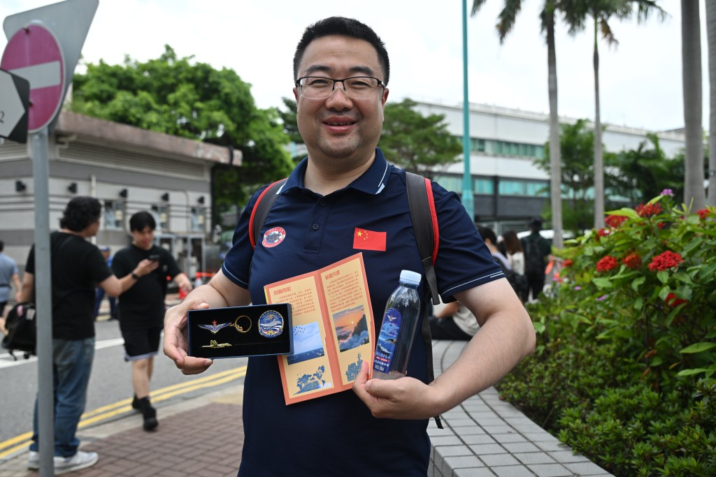 立法會議員尚海龍表示,今日與眾多市民一同登上山東艦,親身感受到航空母艦的宏偉規模與先進設施。劉駿軒攝 立法會議員尚海龍表示,今日與眾多市民一同登上山東艦,親身感受到航空母艦的宏偉規模與先進設施。劉駿軒攝