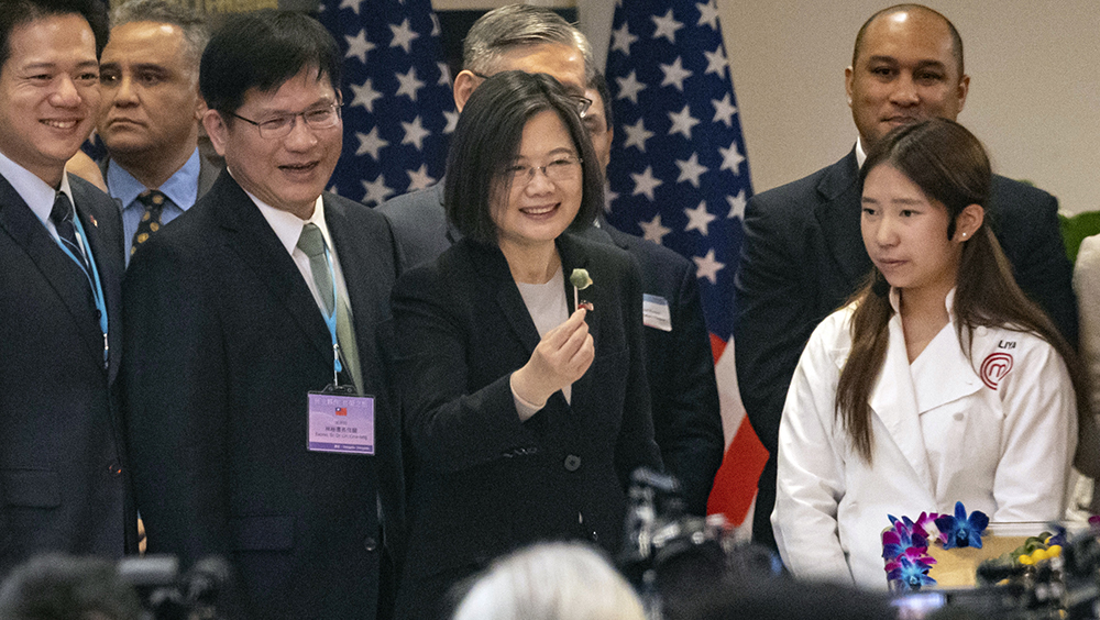 台湾的领导人蔡英文（中）周四出席在纽约台北经济文化办事处举行的活动。AP