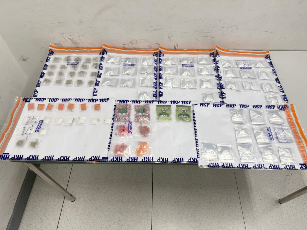 警方展示檢獲的毒品。 警方展示檢獲的毒品。