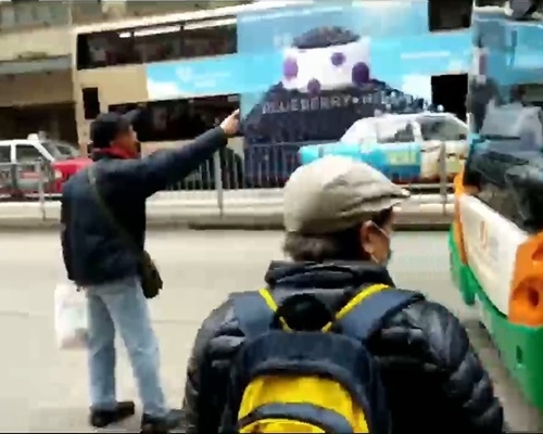 有候車中年男人走出馬路指罵巴士司機。