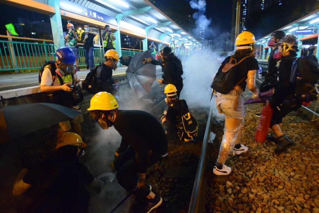 示威者向警署投擲石塊