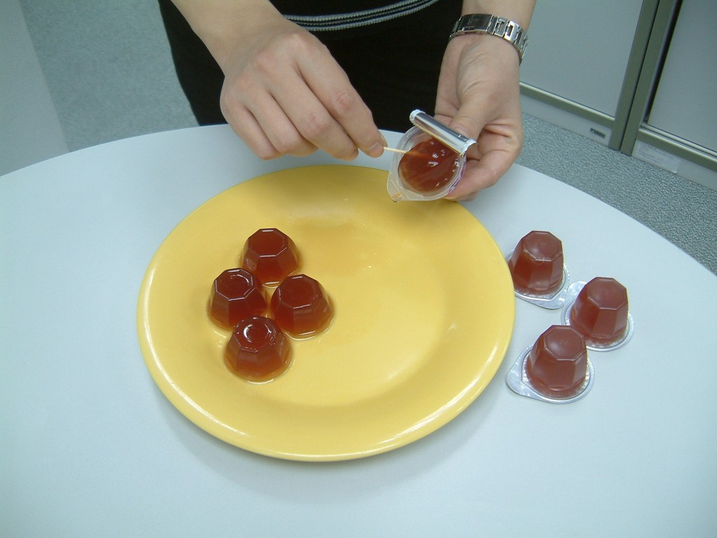 若屬預先包裝食物的果凍,高度或闊度不超過45毫米,不得含有蒟蒻。 若屬預先包裝食物的果凍,高度或闊度不超過45毫米,不得含有蒟蒻。