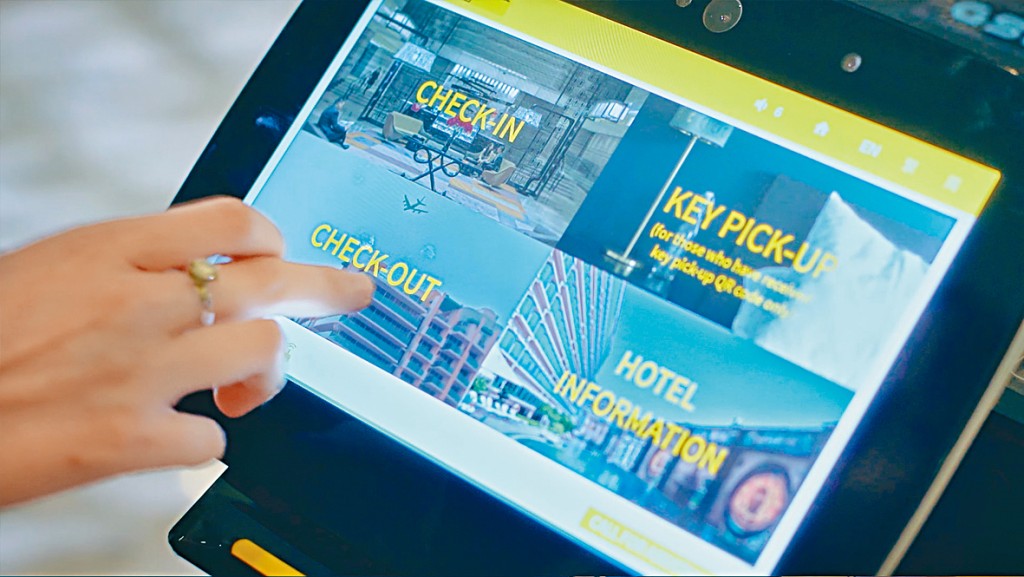 酒店客人可利用客服機械人，於數分鐘內通過簡單的觸碰屏幕程序完成入住及退房等手續。