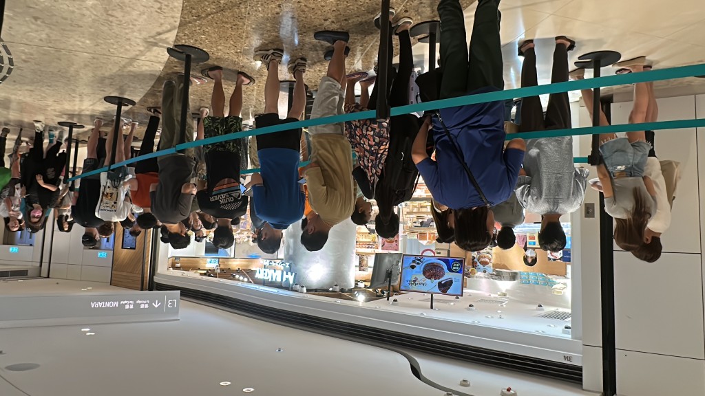 A-1 Bakery门外有人龙聚集等候入场买面包。(刘汉权摄) A-1 Bakery门外有人龙聚集等候入场买面包。(刘汉权摄)