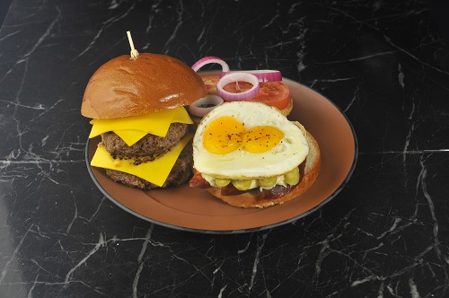 美式餐廳「Treasures Burger」的重量級「珍堡」，分量十足。