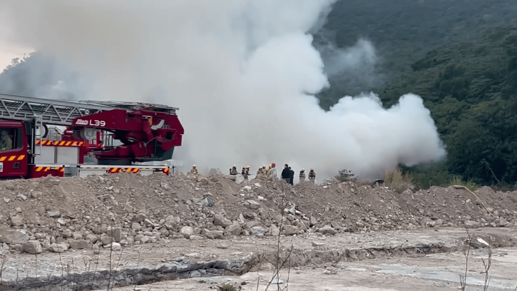 消防動用一喉一煙帽隊灌救。FB：Dennic Fung@將軍澳 • 日出康城 | TKO • LOHAS PARK