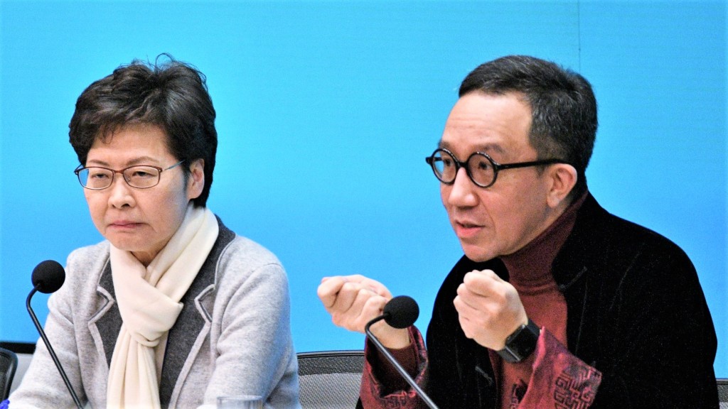 梁卓偉(右)一個訊息,令林鄭決定收緊防疫措施。資料圖片