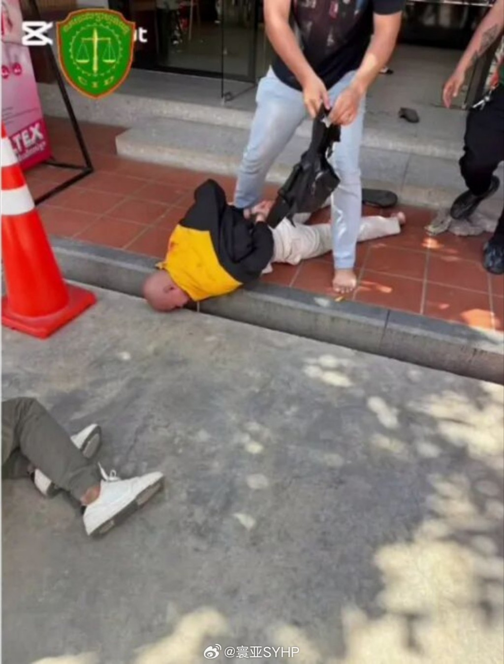 2名中國男子涉嫌在柬埔寨綁架2名越南女子被捕。微博@寰亞SYHP