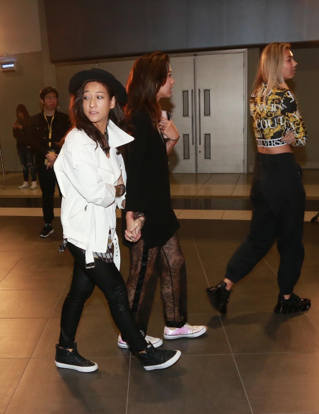 王曼喜拖實新女友到場。