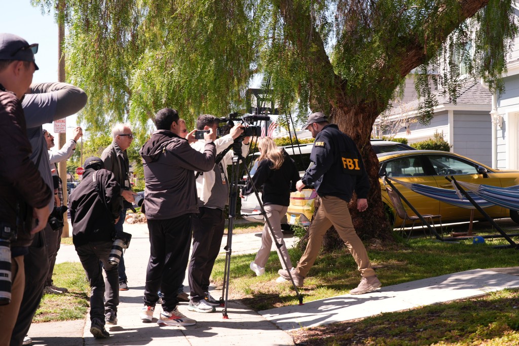 联邦调查局人员在枪手所住社区逐家逐户走访查问。美联社