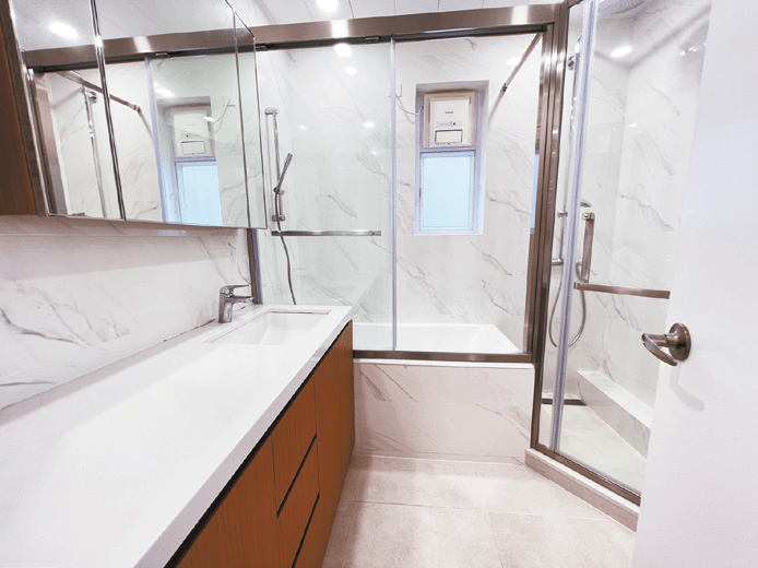 浴室为明厕设计，设玻璃门分隔乾湿区。