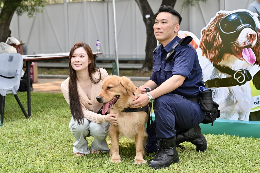 現場有海關搜查犬搜查違禁品的示範。