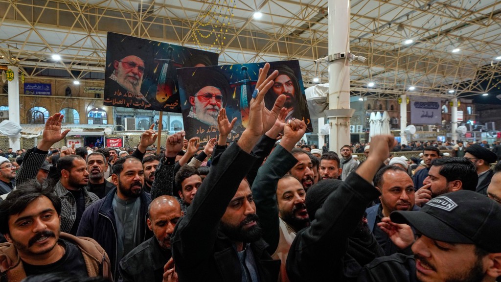 伊拉克纳杰夫什叶派民众追思最高领袖哈梅内伊。 美联社