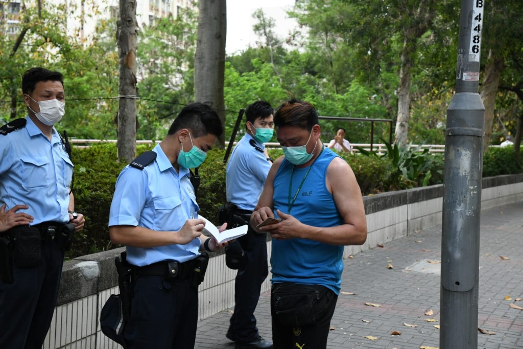 經貨車司機（藍背心）道歉後司機終願爬出車底。