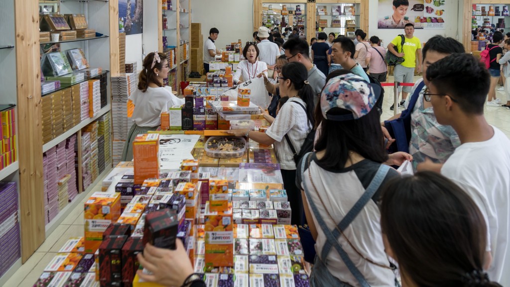 中國遊客在濟州島掃貨購買零食。 路透社