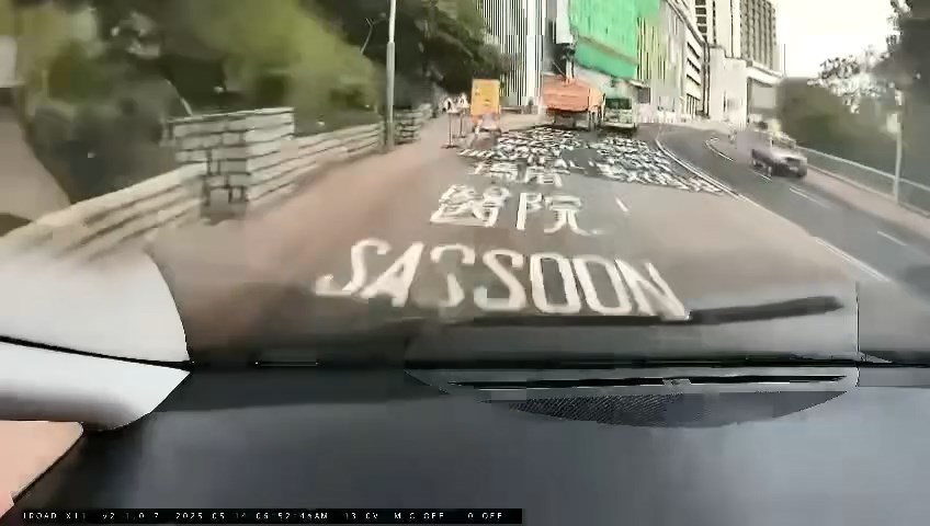 泥頭車與專線小巴沿薄扶林道往香港仔方向行駛。 泥頭車與專線小巴沿薄扶林道往香港仔方向行駛。