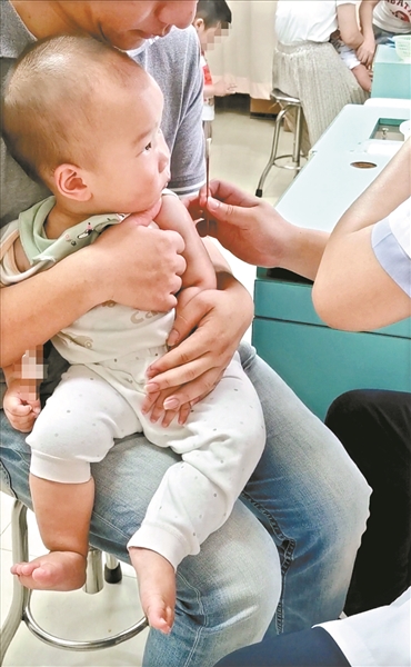 婴幼儿必须适时接种百日咳疫苗。