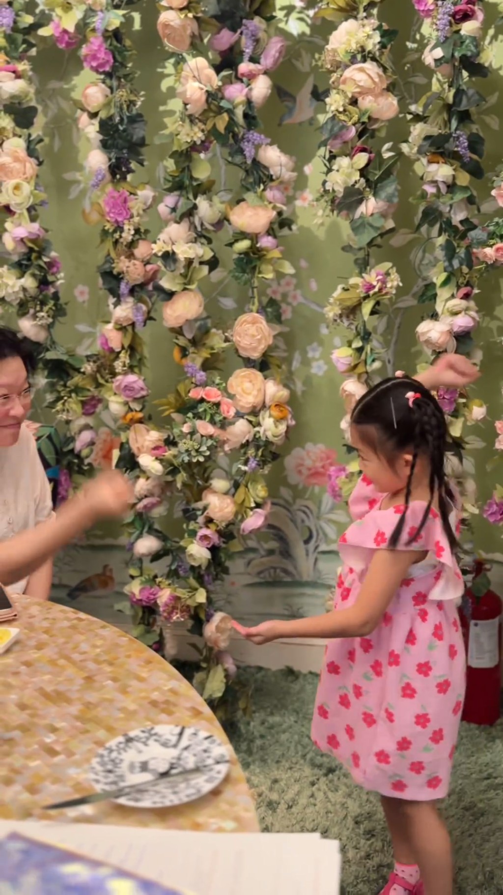 单文柔在IG分享影片，透露日前三代同堂提早庆祝母亲节。