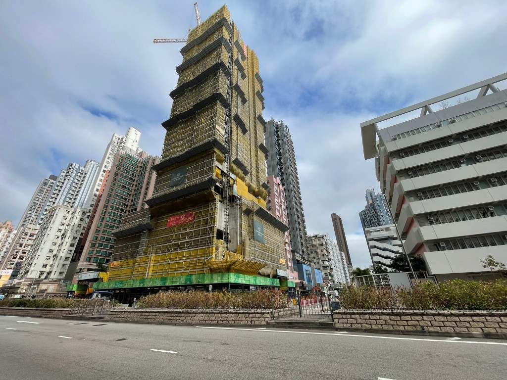 東京街項目是華懋首次投得的市建局項目，該公司早於2020年4月以9.128億投得項目發展權，以可建總樓面約10.41萬方呎計，當年每方呎樓面地價約8743元。