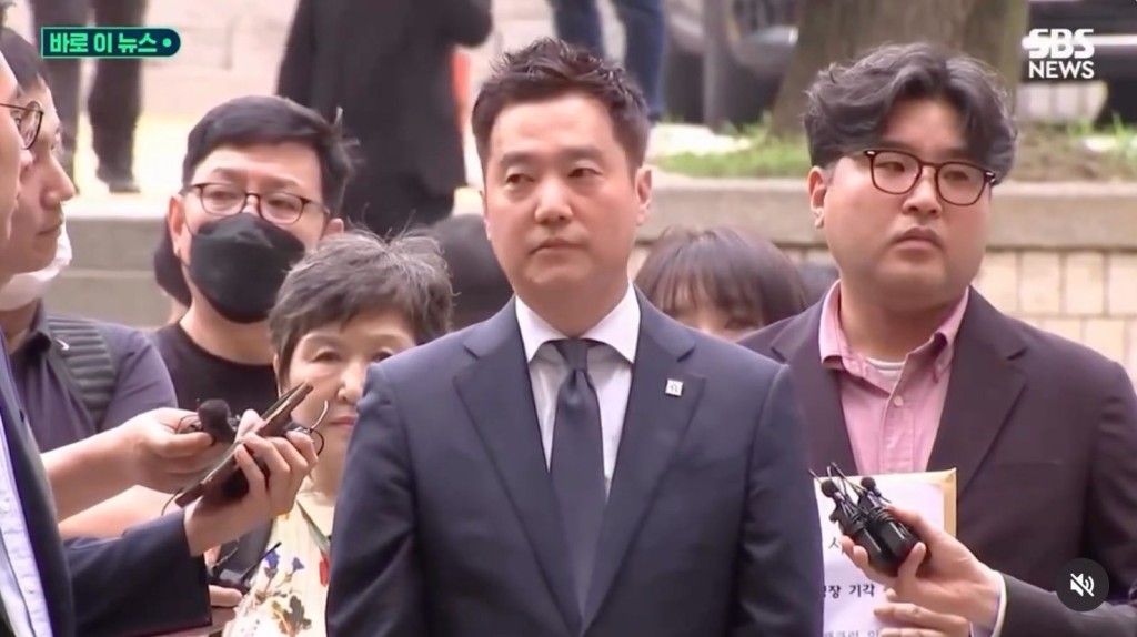 金正義今日到法院接受羈押前審問，他否認所有指控。