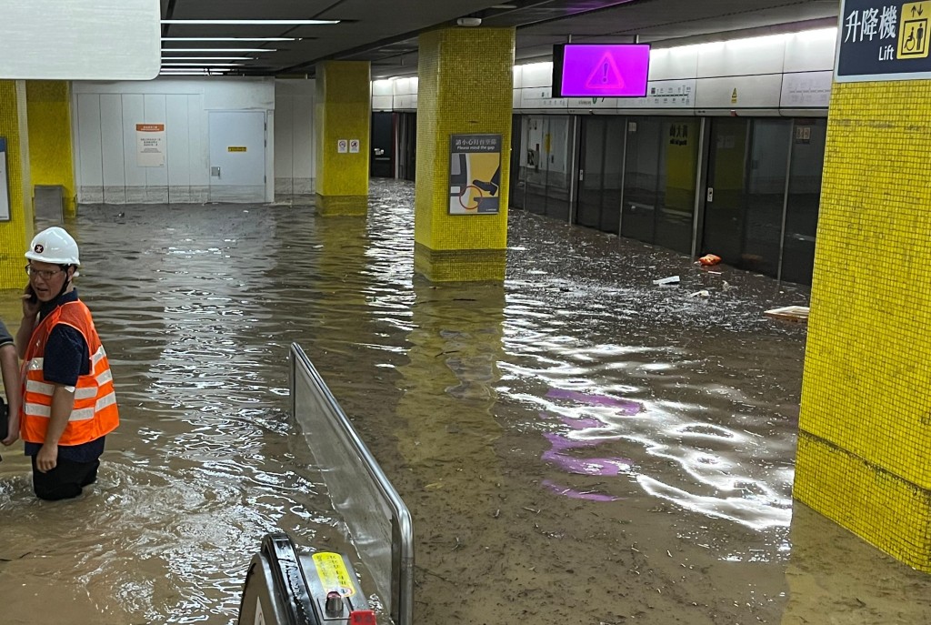 上月世纪暴雨，洪水不断涌入黄大仙中心北馆及港铁站。资料图片港铁提供
