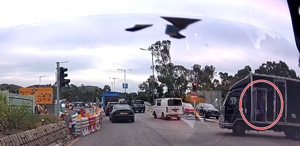 「人籠」內坐有男乘客。fb車cam L（香港群組）影片截圖