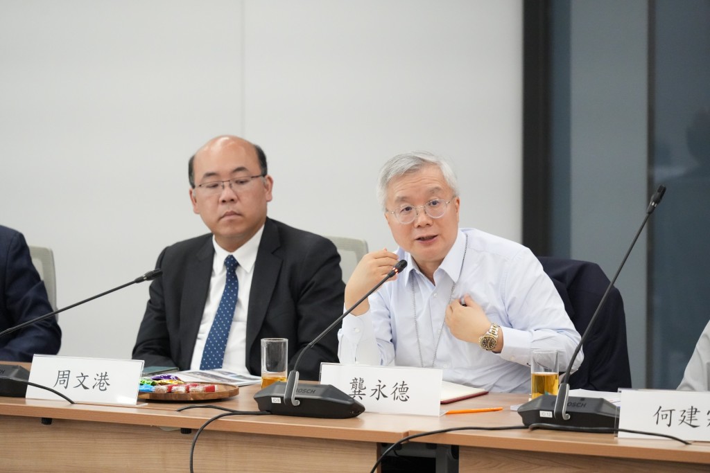 香港特首政策組專家組成員周文港、龔永德。