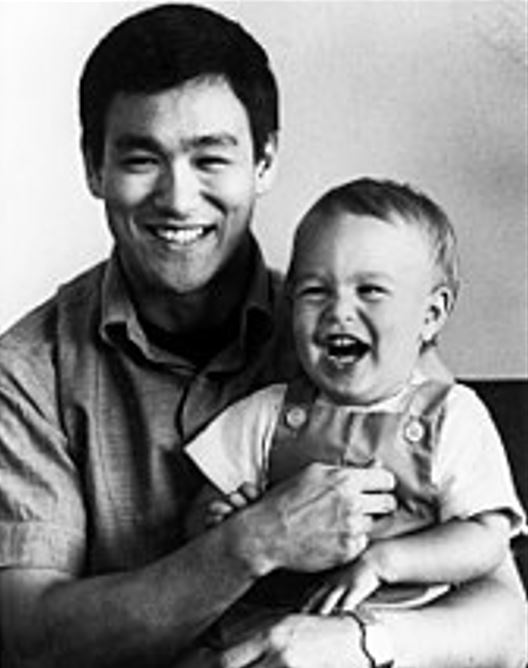 儿子李国豪自小就受父亲训练各种武术。