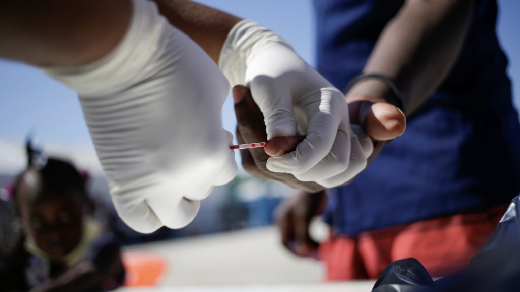 墨西哥卫生人员替海地移民抽血，自愿做爱滋病毒和梅毒检测。 路透社