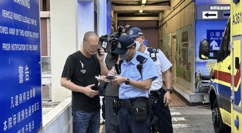 老翁兒子到場了解父親情況。蔡楚輝攝