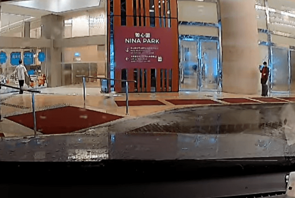 菲漢拖着行李離開酒店。車cam L（香港群組）