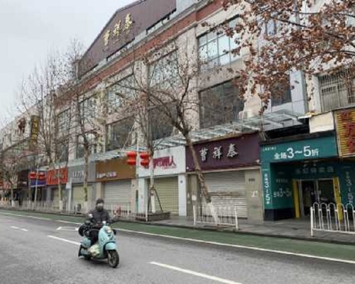 受疫情影響，湖北武漢街道商店至今未能營業。中新社