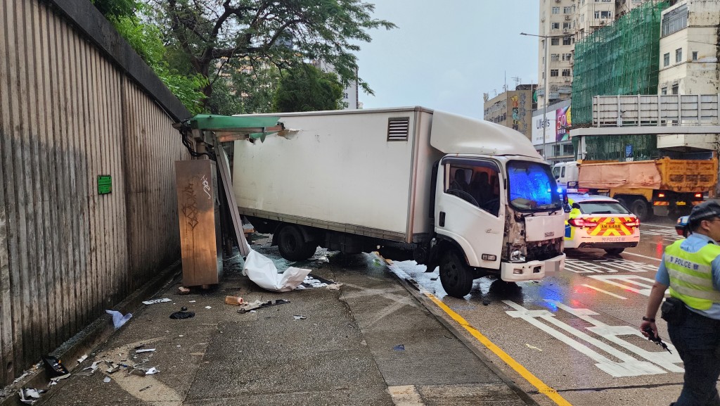 貨車撞向行人路上的巴士站，釀成一死一傷。黎志偉攝