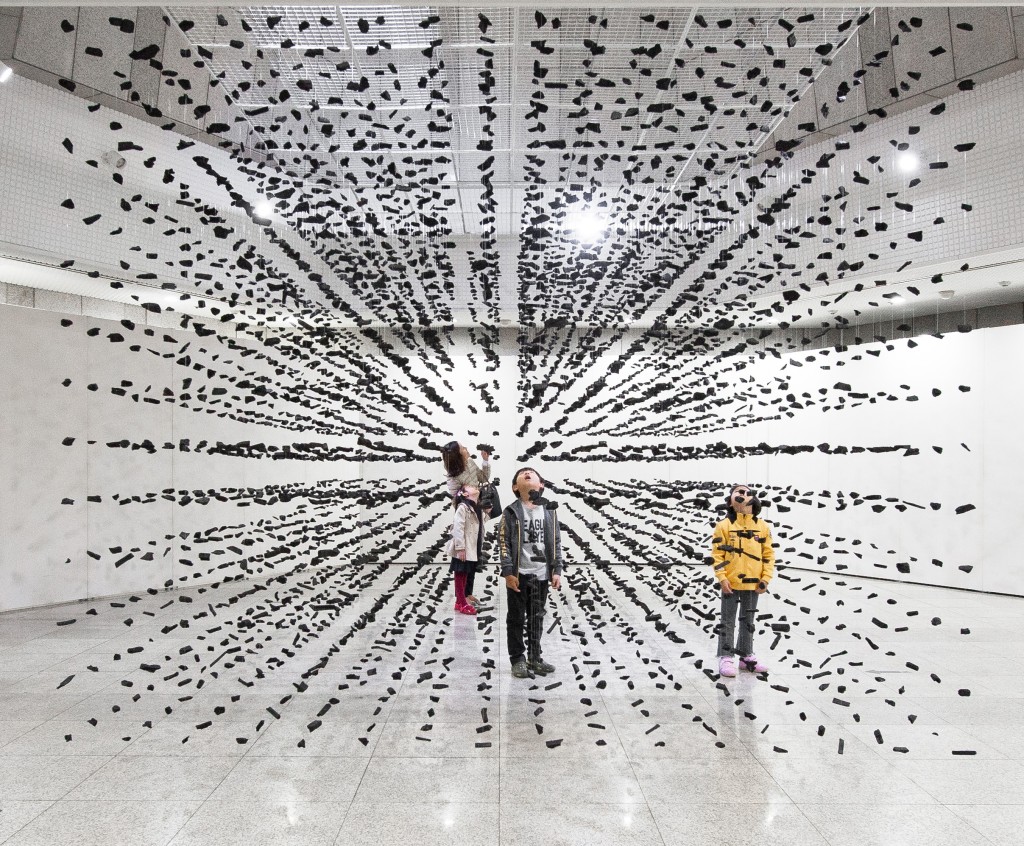 《An-aggregation-Space 20170305》BAHK 韓國藝術家朴善基特意為今年《Art Central》創作的大型沉浸式裝置藝術，以懸浮木炭製作成大型迷宮，他認為木炭是樹木燃燒後留下的最終形態，猶如人類文明的發展模式，作品中的懸浮炭木於中心點結集，逐漸向四方八面幅射開去，直至消失隱沒。