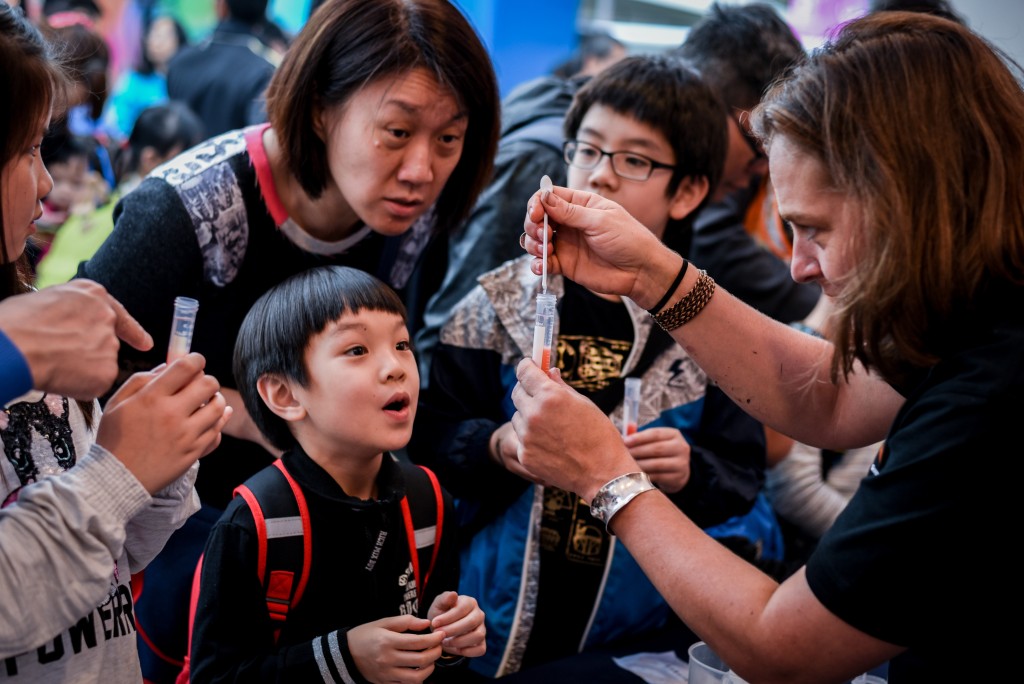 Eddie建議家長可把自身的好奇心作為起點,將感到好奇的事物與子女分享,一起透過生活探索科學。 Eddie建議家長可把自身的好奇心作為起點,將感到好奇的事物與子女分享,一起透過生活探索科學。