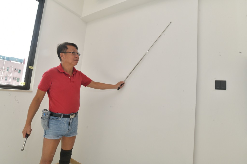 詹SIR表示,在驗樓的15個細項目中,有11個項目取得80分或以上,亦多達6個項目獲100滿分。其他扣分細項主要是來自批盪、鋪磚、油漆及窗等。本報就驗樓結果向發展商作出查詢,佳明回應指,已即時聯絡有關單位的業主,並第一時間安排承建商作出跟進,有關的執修工作已經完成。