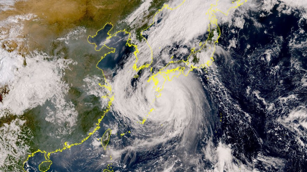 超強颱風南瑪都集結在鹿兒島之東南偏南約210公里，移向日本九州一帶。日本氣象廳