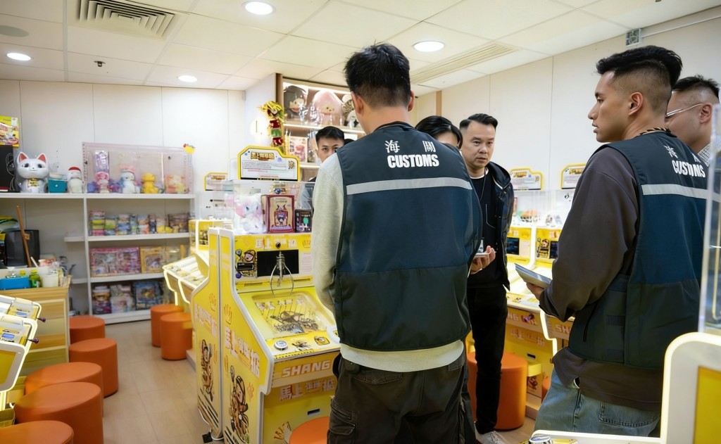 海關人員提醒商戶採購物品時應小心謹慎,切勿銷售侵權物品。 海關人員提醒商戶採購物品時應小心謹慎,切勿銷售侵權物品。