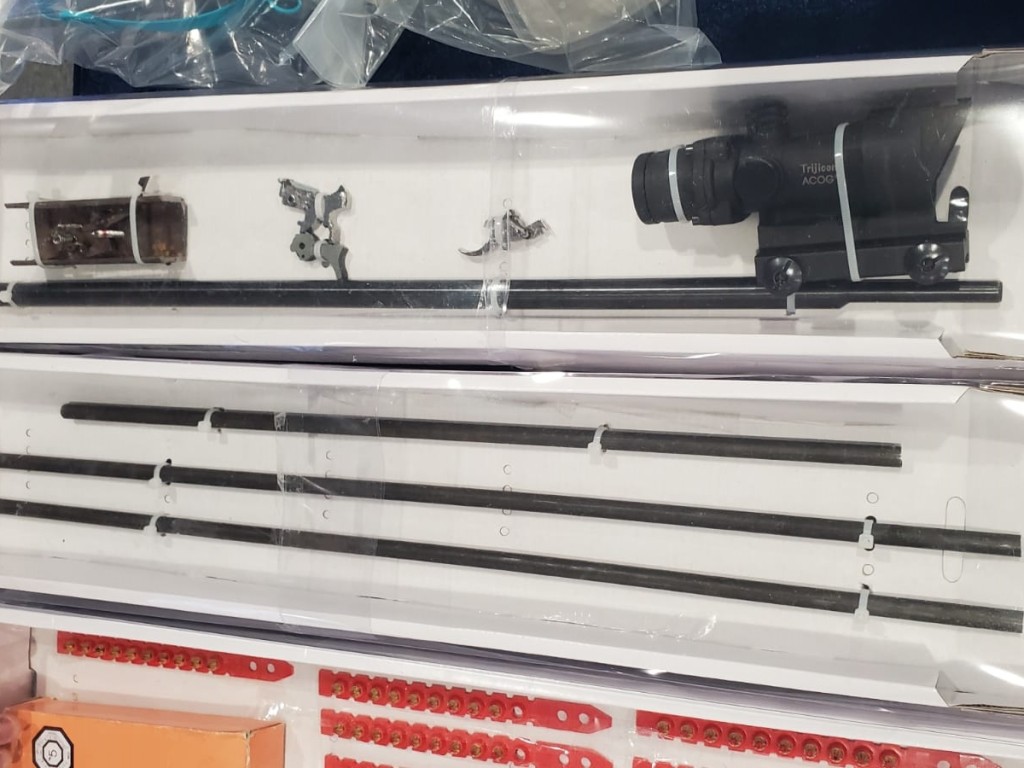 警方檢獲懷疑槍械部件。